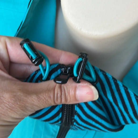 BNWOT Chico’s Zenergy turquoise, full zip lightweight jacket - Picture 4 of 16